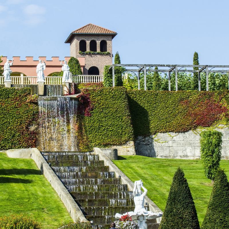 Mondo Verde Italiaanse tuin, met het Toscaanse paleis, waterval en standbeelden